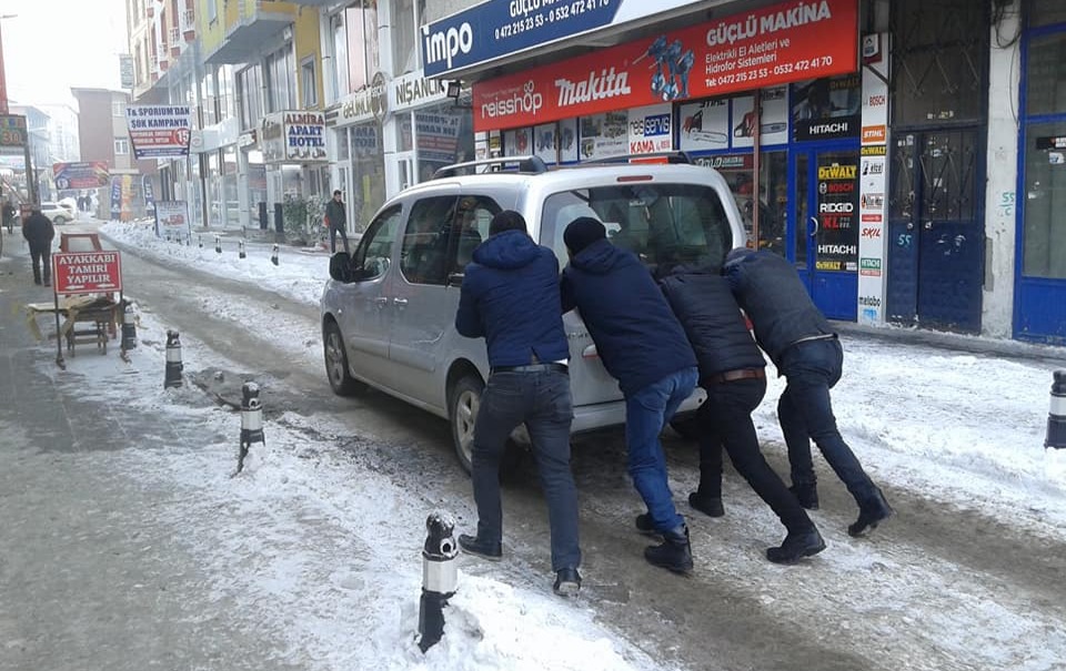 AĞRI DONUYOR!