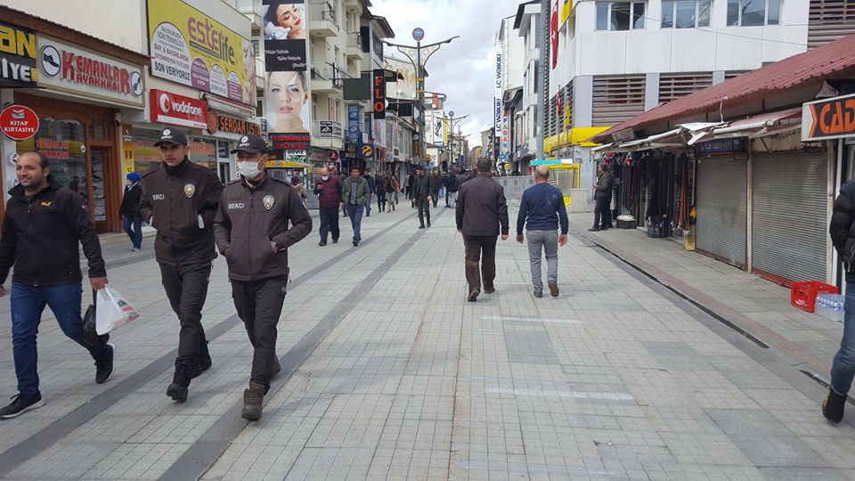 Ağrı ilimizde cadde ve sokaklar doldu taştı.