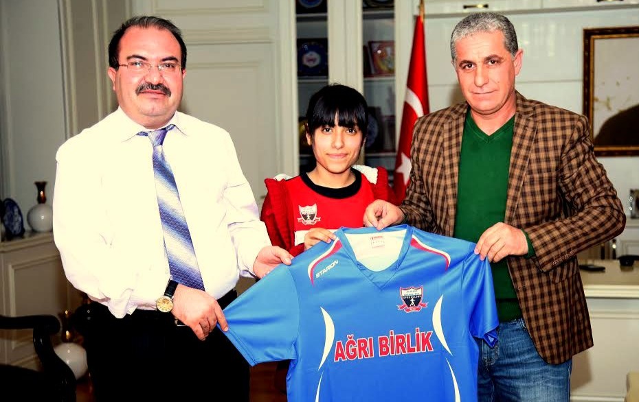 AĞRI BİRLİK BAYAN FUTBOL TAKIMI REKTÖR PROF. DR. İRFAN ASLAN’I ZİYARET ETTİ