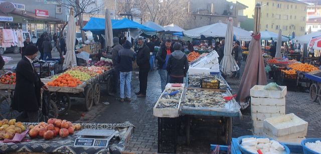 DOĞUBAYAZIT’TA PAZAR ESNAFI KAN AĞLIYOR.