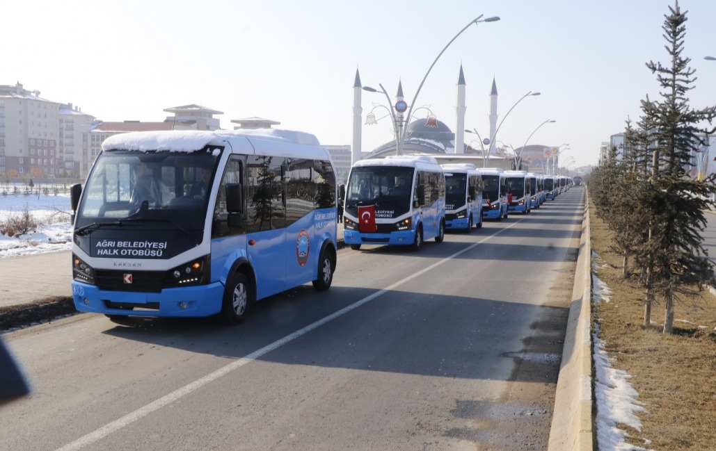 Başkan Sayan, Yeni Araçları Konvoyla Halka Tanıttı