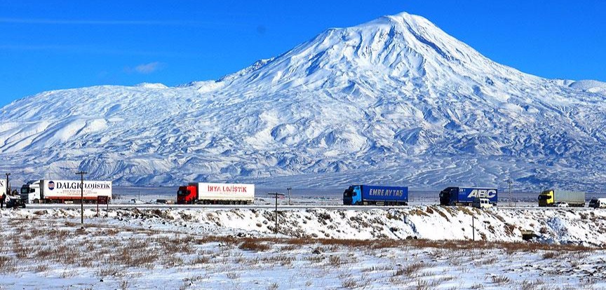 Tendürek Geçidi'nde 50 araç mahsur kaldı