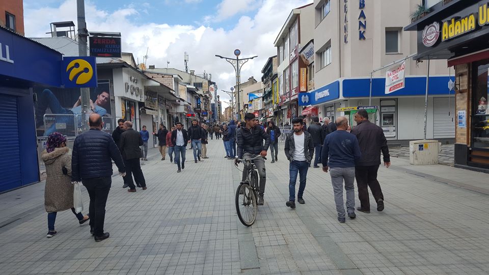 Ağrı ilimizde cadde ve sokaklar doldu taştı.