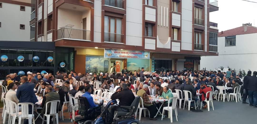 Ağrılı hemşeriler iftarda bir araya geldi 