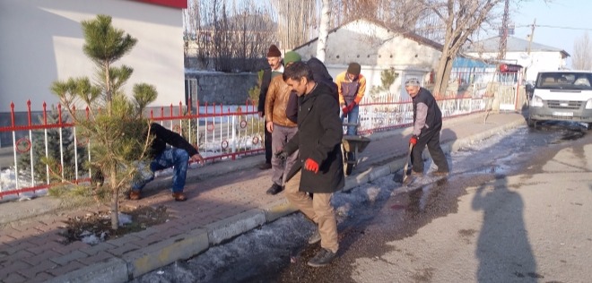 Hamur Belediyesinin karla mücadele çalışmaları