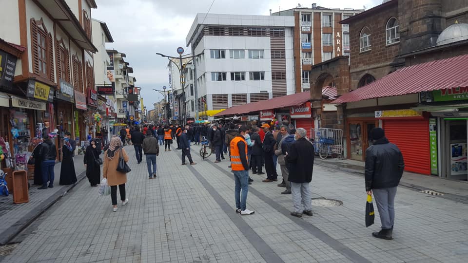 Ağrı'da PTT önünde vatandaşlar uzun kuyruklar oluşturdu