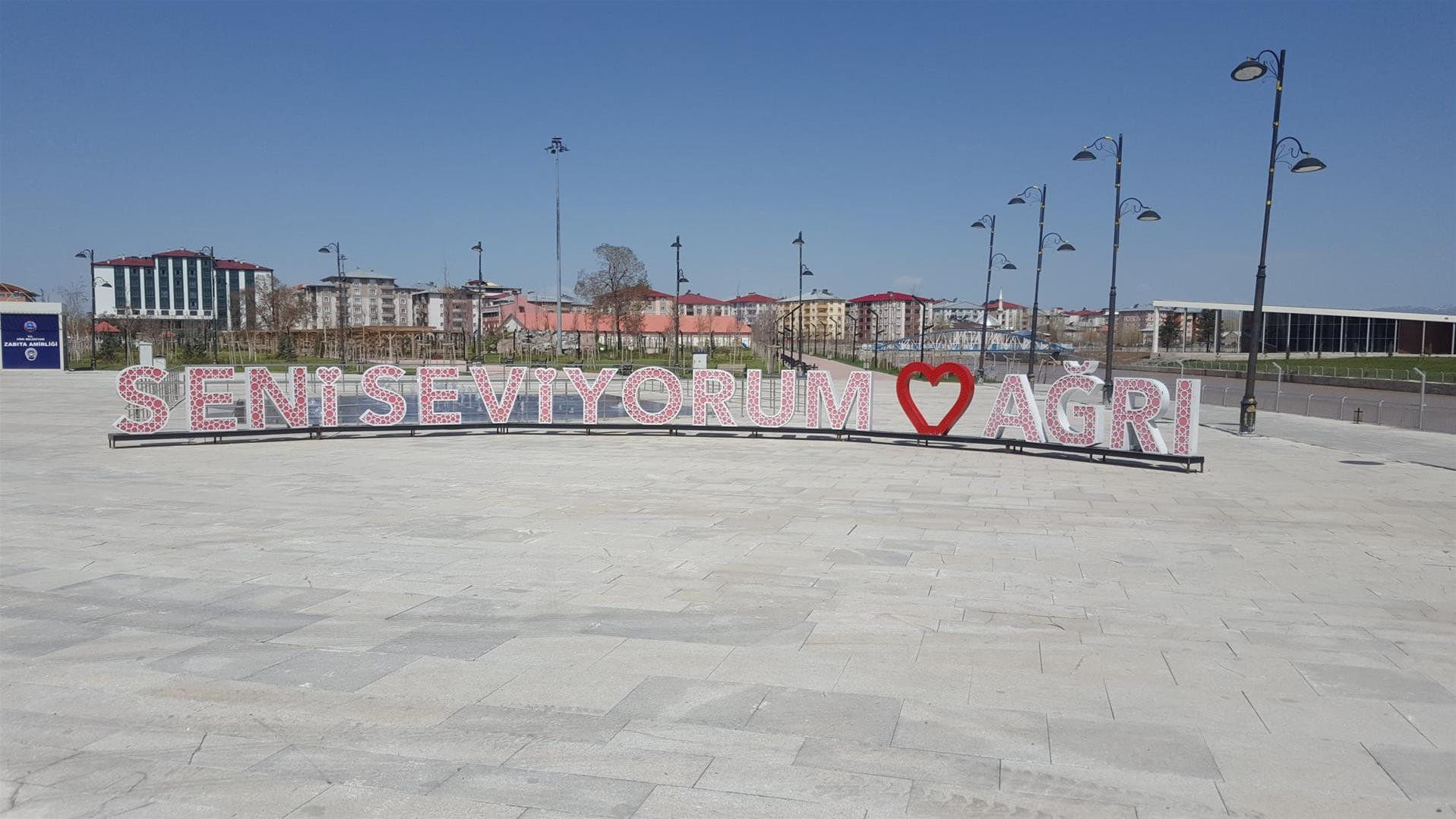 Ağrı'da yasağın ardından cadde ve sokaklar sessiz…