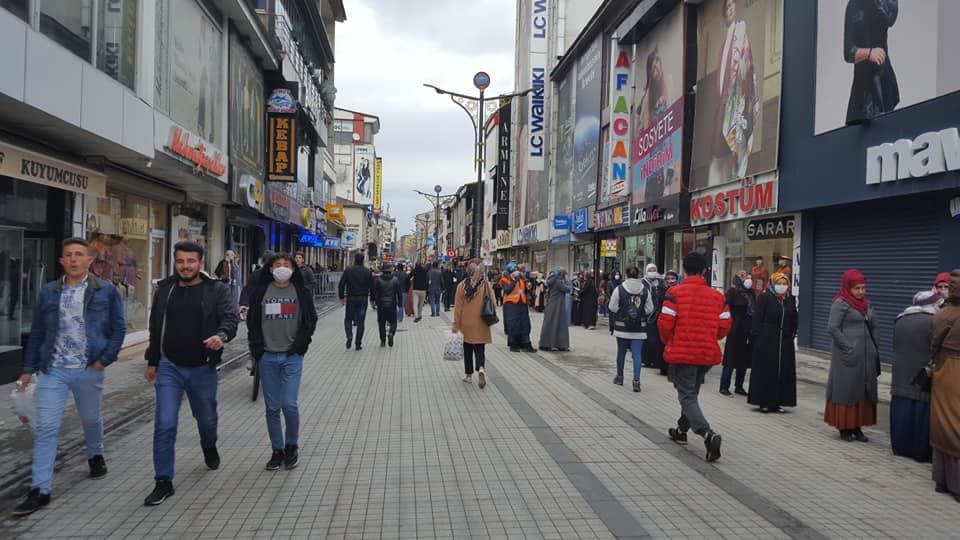 Ağrı'da PTT önünde vatandaşlar uzun kuyruklar oluşturdu