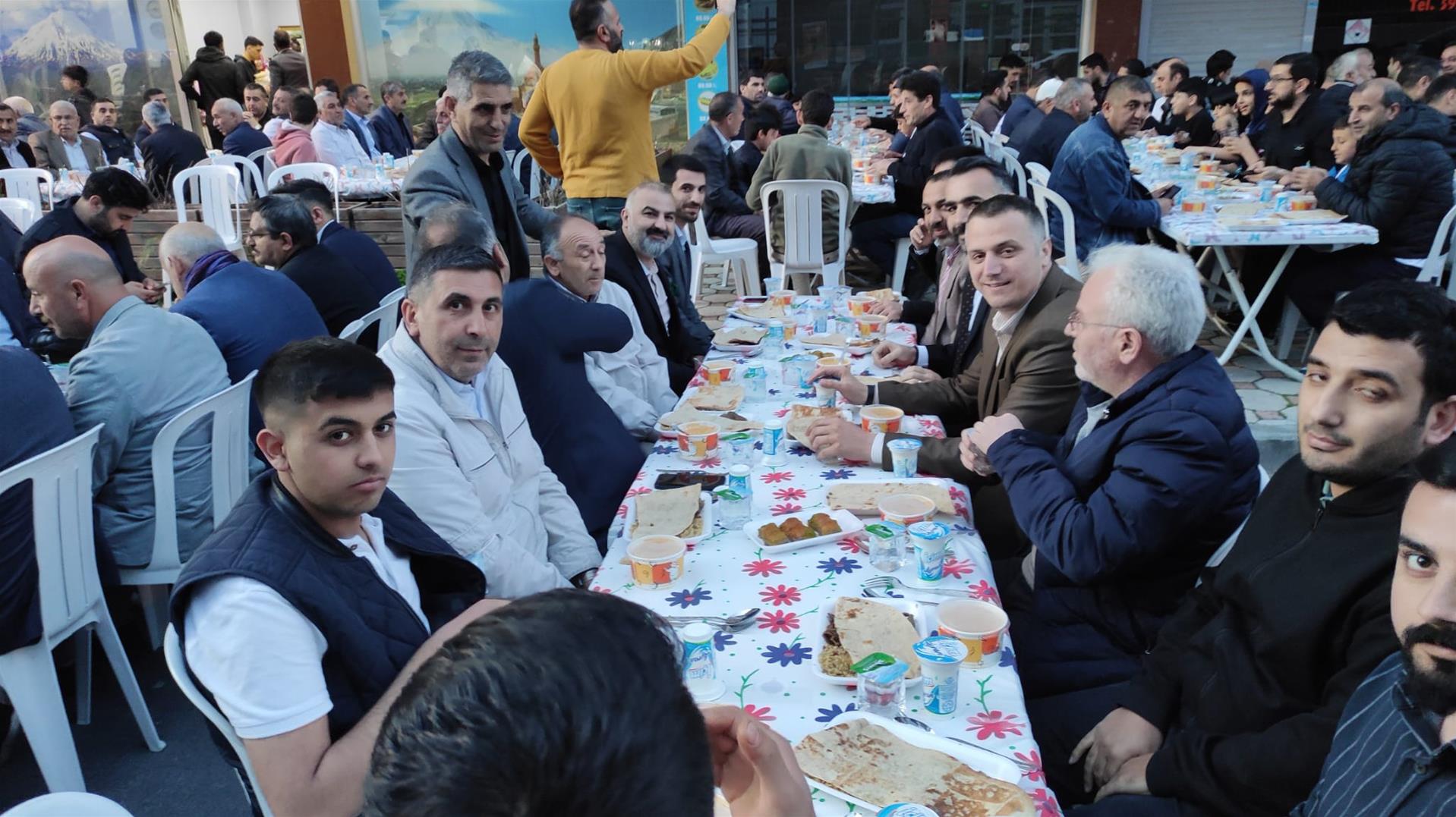 Ağrılı hemşeriler iftarda bir araya geldi 