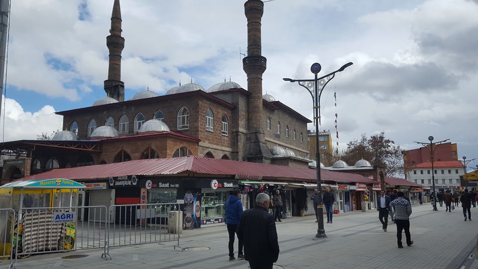 Ağrı ilimizde cadde ve sokaklar doldu taştı.