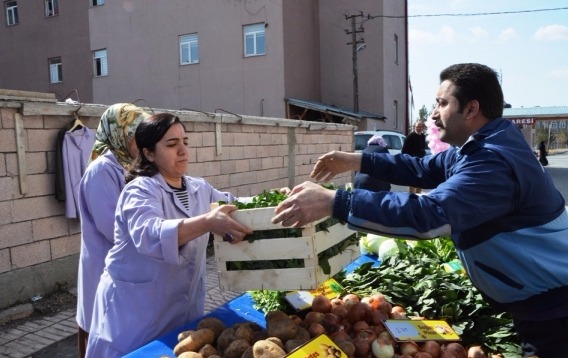 Ağrı’da kadınlar mor önlükleriyle tezgahlarını açtı