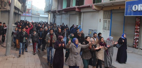 Doğubayazıt'ta mezarlık duvarının yıkılması protesto edildi