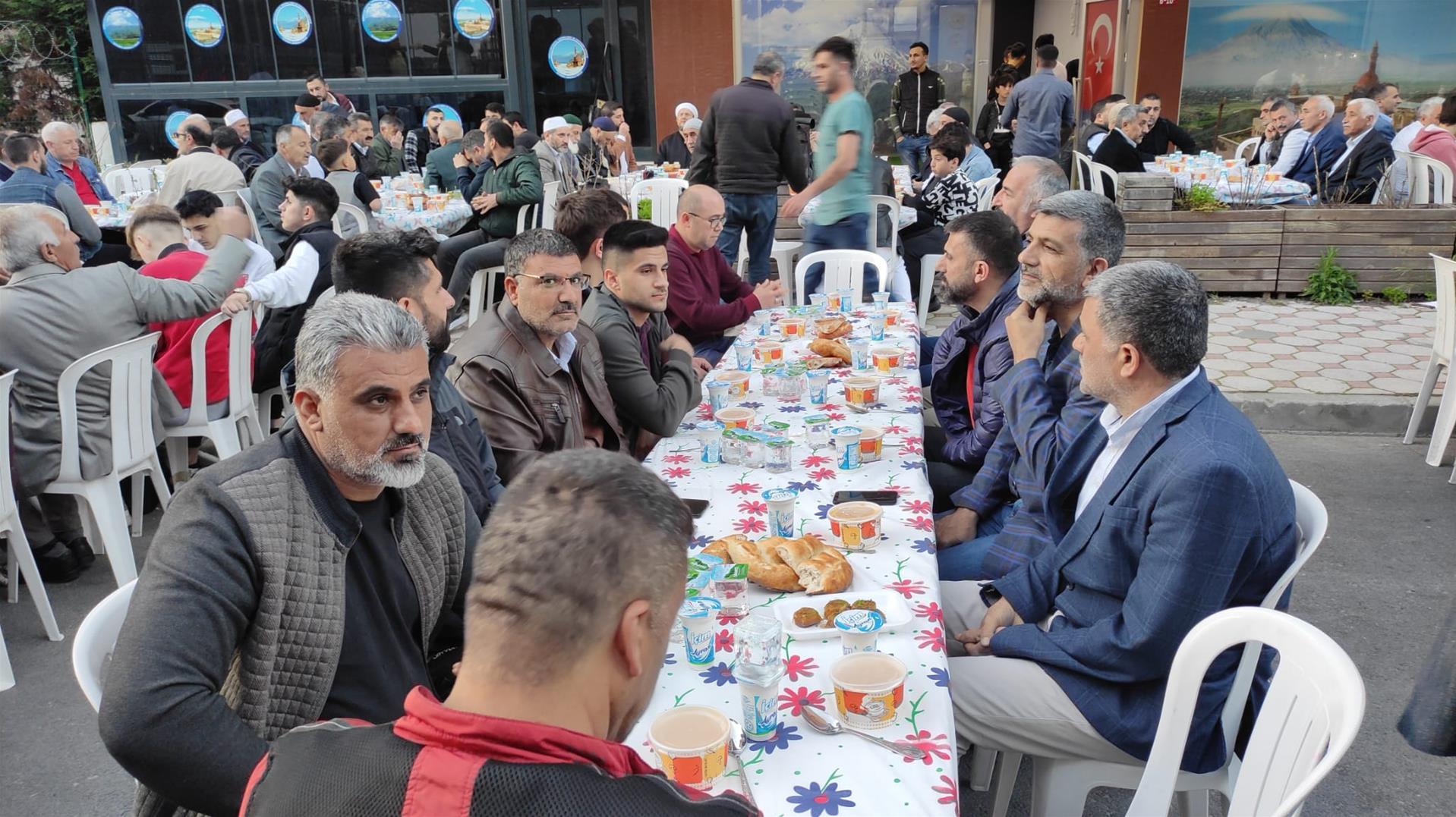 Ağrılı hemşeriler iftarda bir araya geldi 