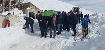 KAR KALINLIĞININ 1,5 METREYE ULAŞTIĞI KÖYDE CENAZE GÜÇLÜKLE DEFNEDİLDİ..