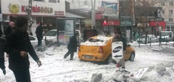 Ağrı'da ÇatIdan düşen kar otomobillere zarar verdi